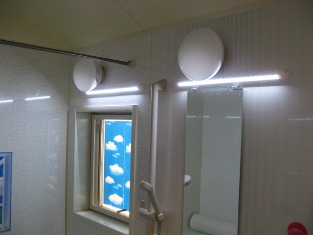 浴室は照明2台で十分の明るさ