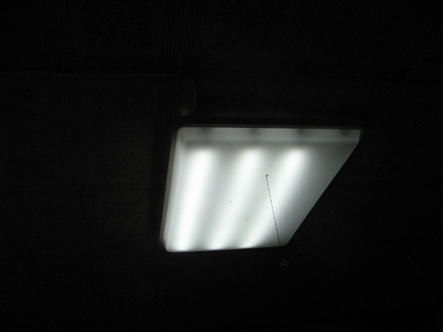 電力会社とオフグリッド電源時のリビング照明